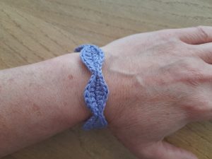 bracelet bleu au poignet